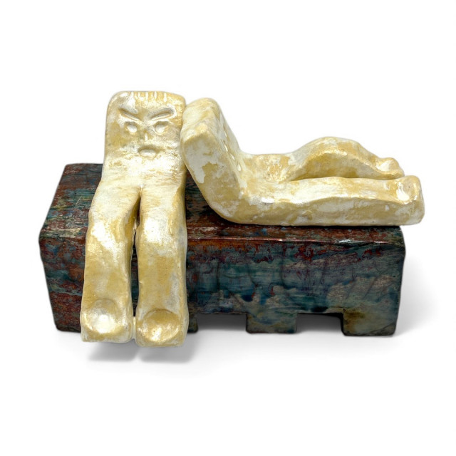 Colja de Roo + 2 Figuurtjes op bank, glazuur en raku